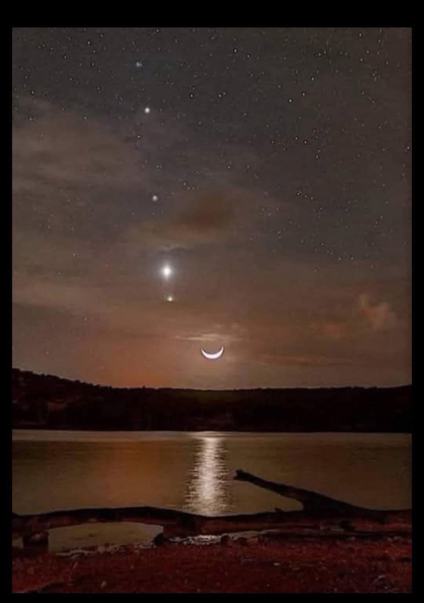 Alineamiento planetario por Ren Theelen.
Fotografía con gran angular #Saturno #Venus #Marte y #Jupiter.
Dato los planetas compartimos un mismo plano (eclíptica) y siempre están “en línea”