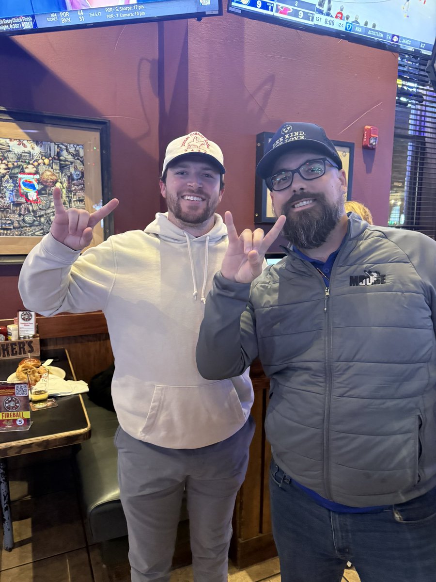 Running into one of the best in the biz at the NFL Combine in Indy! Hook ‘Em! 🤘🏼<a href="/CJVogel_OTF/">CJ Vogel</a>