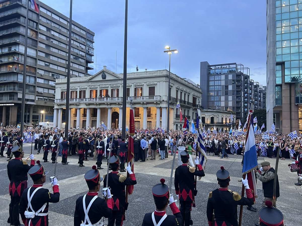 LuisLacallePou's tweet photo. Ceremonia de arriado del pabellón nacional que se realizó en la Plaza Independencia. https://t.co/PFfZ70o5xV