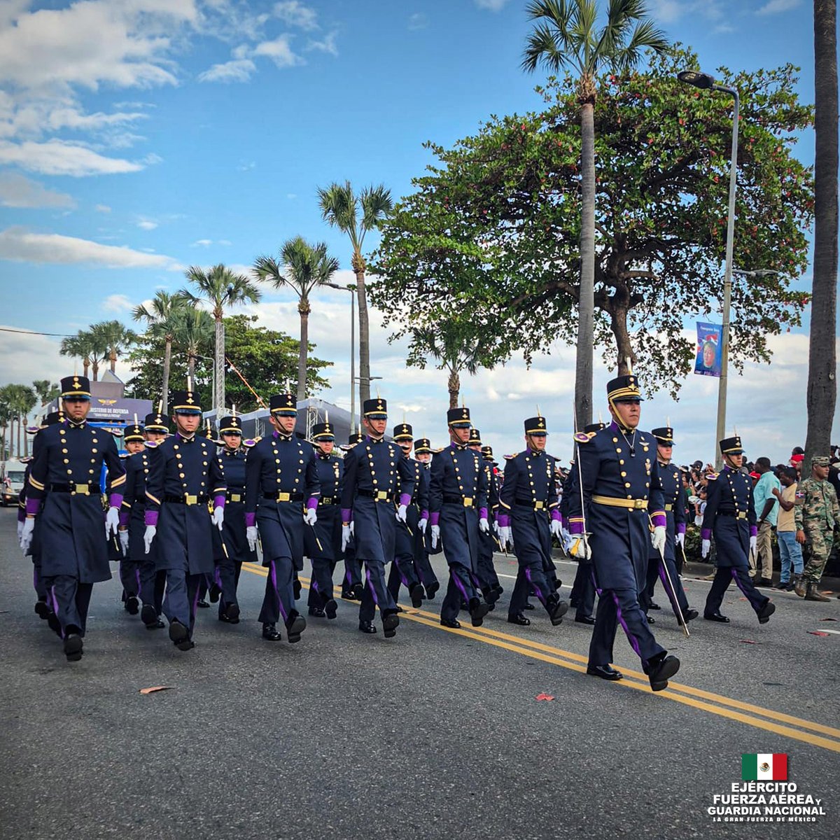Defensamx1's tweet photo. Con gallardía y marcialidad, una delegación de cadetes del #HeroicoColegioMilitar y del #ColegioDelAire pertenecientes a la Universidad del Ejército y Fuerza Aérea participaron en la celebración del “181 Aniversario de la Independencia de República Dominicana” en su tradicional “Magno Desfile Militar y Policial 2025” en #SantoDomingo, #RepúblicaDominicana.

#EjércitoMexicano #FuerzaAéreaMx #GuardianesDeLaSoberanía
@MDefensaRD