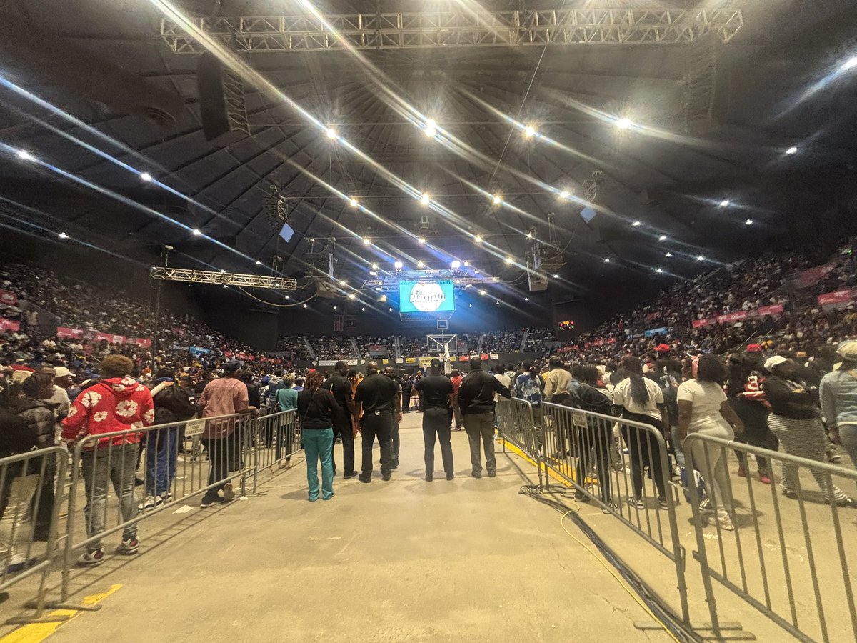 Huge crowd here for the boys 5A title game between Canton and Holmes County.

Tigers going for their second straight 5A championship.

Tipping-off shortly.

<a href="/MCOJSports/">Madison County Journal Sports</a>