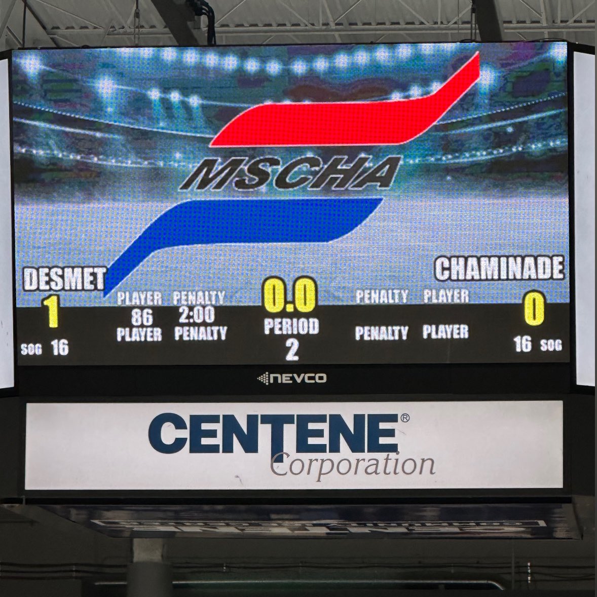 DeSmetJesuitHS's tweet photo. Heading to the Final period with our @DESMETHOCKEYSTL #YellowBuckets leading Chaminade 1-0 in the @MidStatesHockey @StLouisBlues #ChallengeCup #KeepWorking #ploffs @DeSmet_ADBarker @STLhssports https://t.co/Z8WnkSyS6j