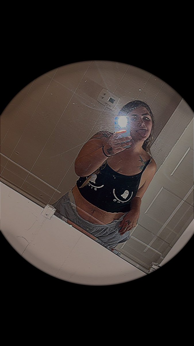 See it without my top repost and messages me hiii ❤️❤️💦