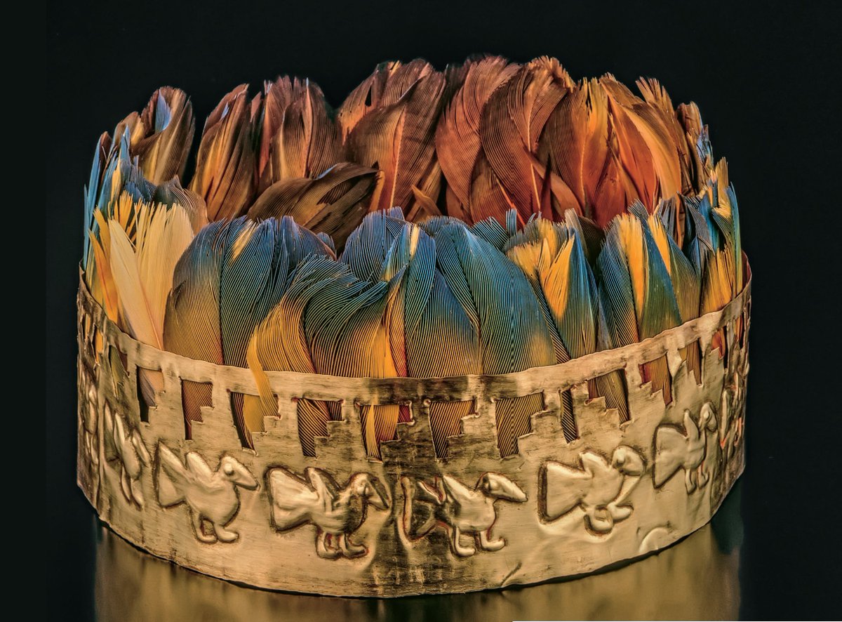 Diadema de oro con remate de plumas. Circa 900-1400 d.C.Tomado de Arte y Tesoros del antiguo Perú © Banco del Sur,
1994. Colección Particular

arqueologiadelperu.com/wp-content/upl…