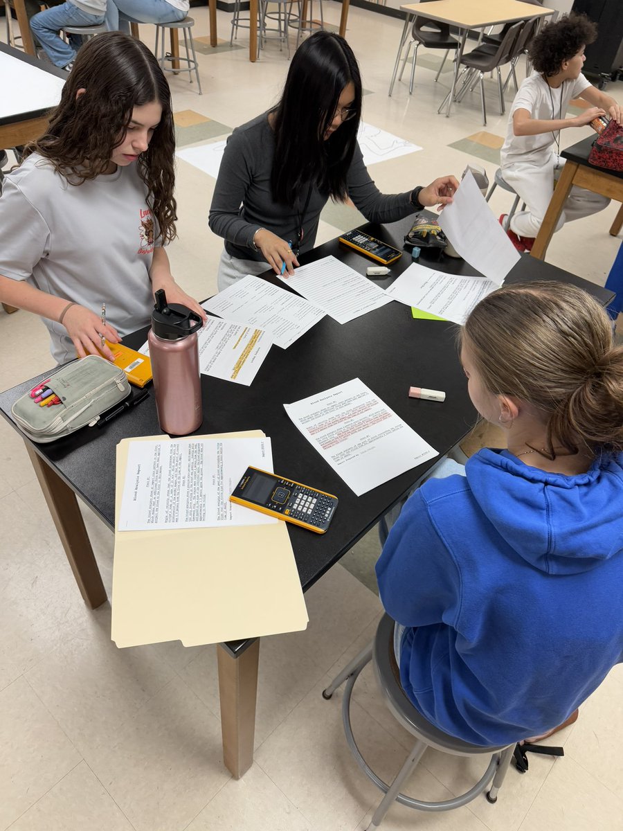 RodeoPalms's tweet image. Mrs. Crowell’s 7th grade MAP class solving Blunt Force Whodunnit? #solving
