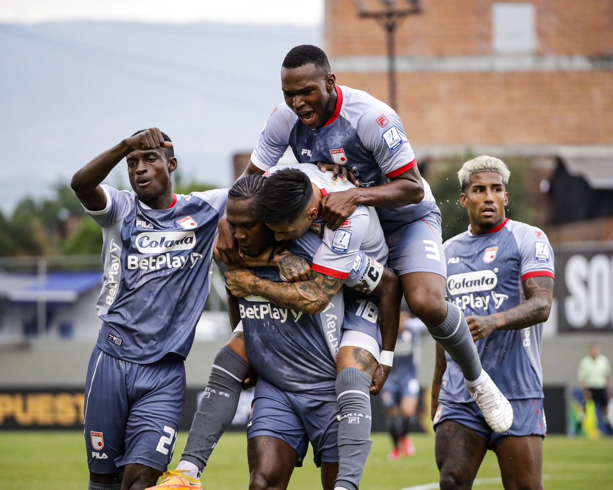 Juega mucho mejor Santa Fe. Eso de que escoba nueva barre bien? Por qué será?
Con triplete de Hugo Rodallega el león se va en ventaja en el primer tiempo frente a Envigado.

📸 <a href="/unido360/">Unido360</a>