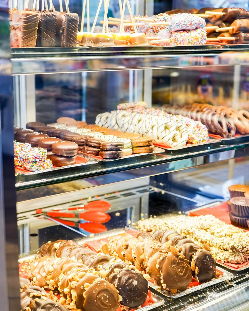 Hey cutie! you deserve a sweet treat 🥰 @manhattanbeachcreamery has a little something for whatever you're craving today!⁠
⁠
📸: @manhattanbeachcreamery⁠
⁠
#DowntownManhattanBeach #MBLocalLove #sweettreat #desserttime #manhattanbeachcreamery #snacktime #creamwich