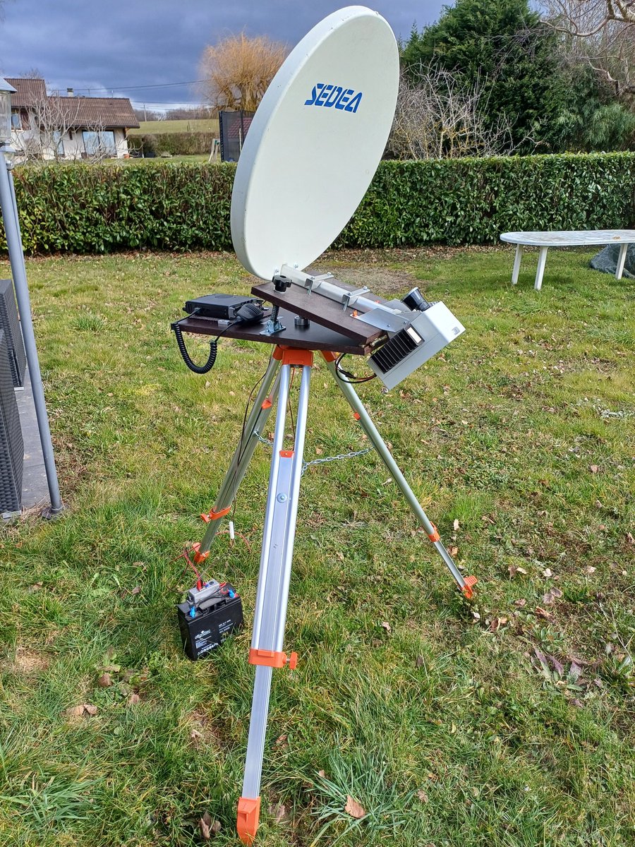 My latest creation for my friend F1ADG, 10 GHz, 4 W, 60 cm. If you want to have correspondents you have to make stations for them 🤣