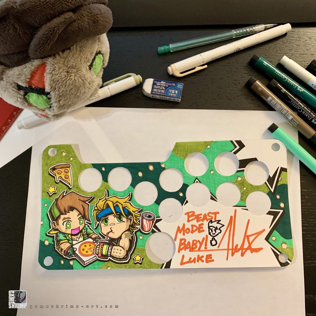 GameShrimp's tweet image. Luke likes Junkfood 🍕🥤
Custom SF6 artwork for my Snack Box MICRO, signed by Luke’s voice actor @AleksLeVO !!
It was so lovely to meet you at Fan Expo and thank you so much again for basically collabing on this artwork, Aleks! 🙏🙏