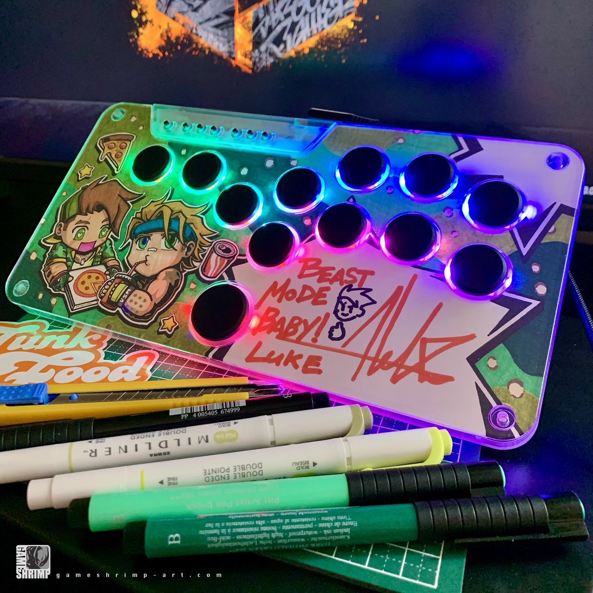 GameShrimp's tweet image. Luke likes Junkfood 🍕🥤
Custom SF6 artwork for my Snack Box MICRO, signed by Luke’s voice actor @AleksLeVO !!
It was so lovely to meet you at Fan Expo and thank you so much again for basically collabing on this artwork, Aleks! 🙏🙏