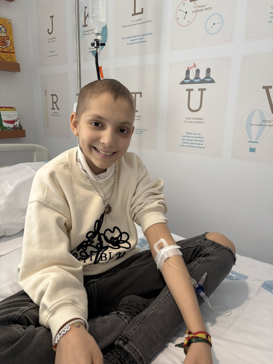 Hoy me tocaba ir al hospital que tenía analítica, y ha salido bajita.
Me ha tocado transfusión de plaquetas y tiene que seguir mami picándome hasta el domingo.
El lunes me toca volver.
Os deseo un fin de semana carnavalero🎭
Que disfrutéis y no dejéis de sonreír 😀

Os quiero 🥰