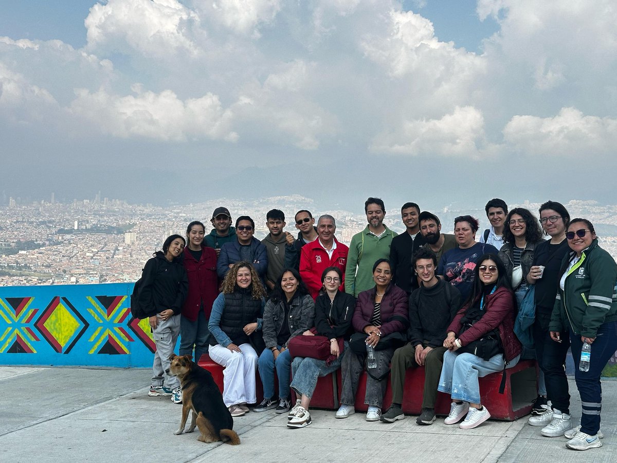 Estudiantes y profesores del <a href="/IEU_UNAL/">Instituto de Estudios Urbanos - UNAL</a> en salida de campo al Transmicable de <a href="/TransMilenio/">TransMilenio</a> en Ciudad Bolívar.