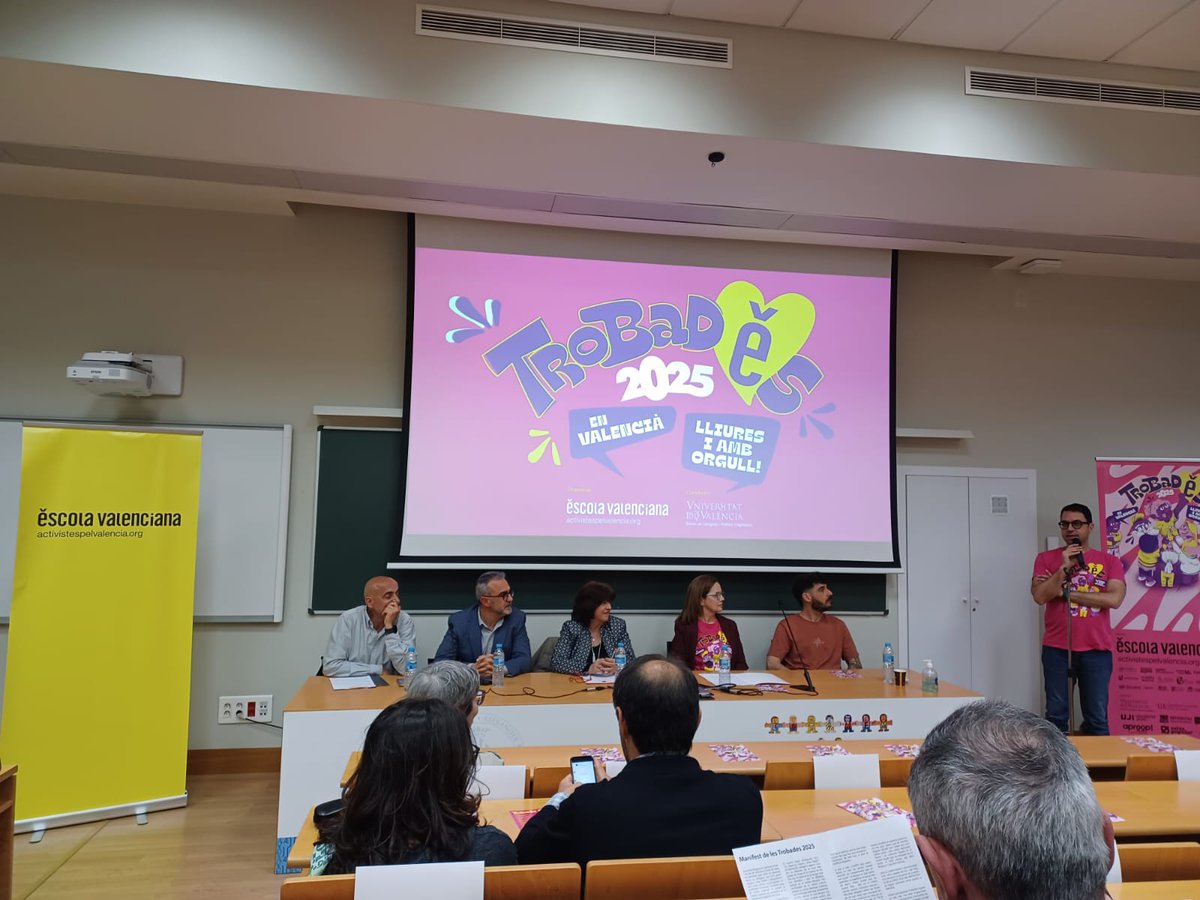 ADIDE PV (@adidepv) on Twitter photo Presentació Trobades en Valencià 2025. Lliures i amb orgull. @escolavalenciana @UV <a href="/AdideFederacion/">ADIDE Federación</a> Presentació Trobades en Valencià 2025. Lliures i amb orgull. @escolavalenciana @UV <a href="/AdideFederacion/">ADIDE Federación</a>