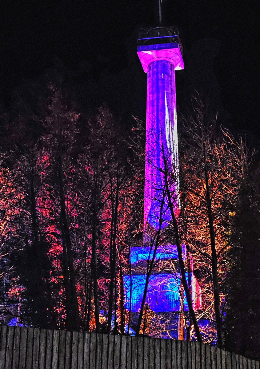 JackieGMs66's tweet photo. Dazzeled in Devonport, see it until Sunday #DazzlePlymouth @visitplymouth @DestinationPlym @WhatsOnPlymouth #Devonport #MarketHall #lighthouse #lightprojection https://t.co/aAEG4bT4Pa