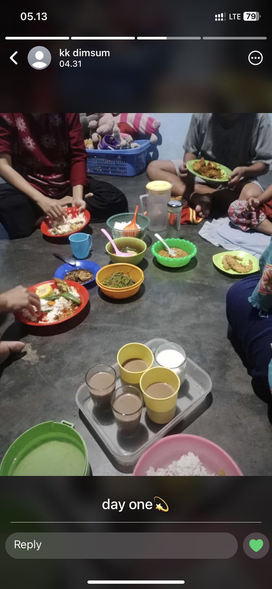 aestholicc's tweet photo. ini bukan tentang dirumah lauknya rendang atau yang harus gimana. kaya kakak dimsum kenalan aku nie, sederhana tpi ngumpul 😔. tidak sahur masing masing hehe https://t.co/ttFa2G9vM3