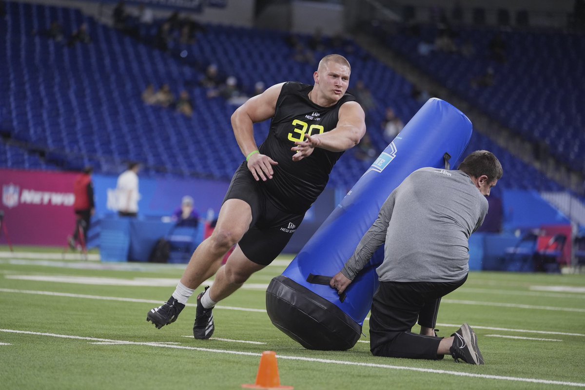 HuskerFootball's tweet photo. .@T_ROB99 Draft Stock 📈📈📈

📺: #NFLCombine on @nflnetwork 

#ProBigRed https://t.co/qjOqDwxntw