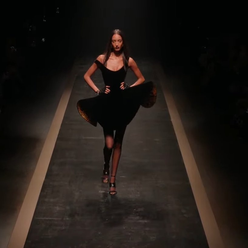 AleksandrI24749's tweet photo. Versace's show was breathtaking! Everything, from the lighting to the exquisite clothing and color combinations, was perfection. Seeing familiar faces among the guests made it even more special. Thank you, @Versace, for a truly unforgettable experience! https://t.co/jqk8u8JPwg