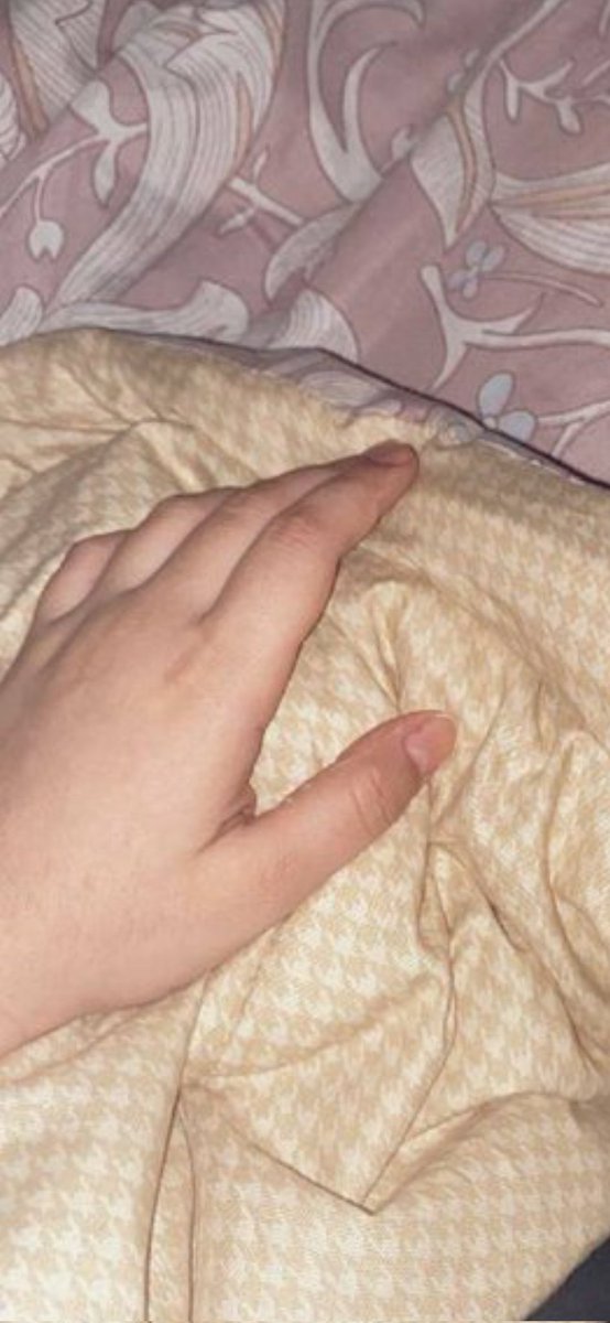 محتاجة حضن دافي ينسيني العالم 🥹💦