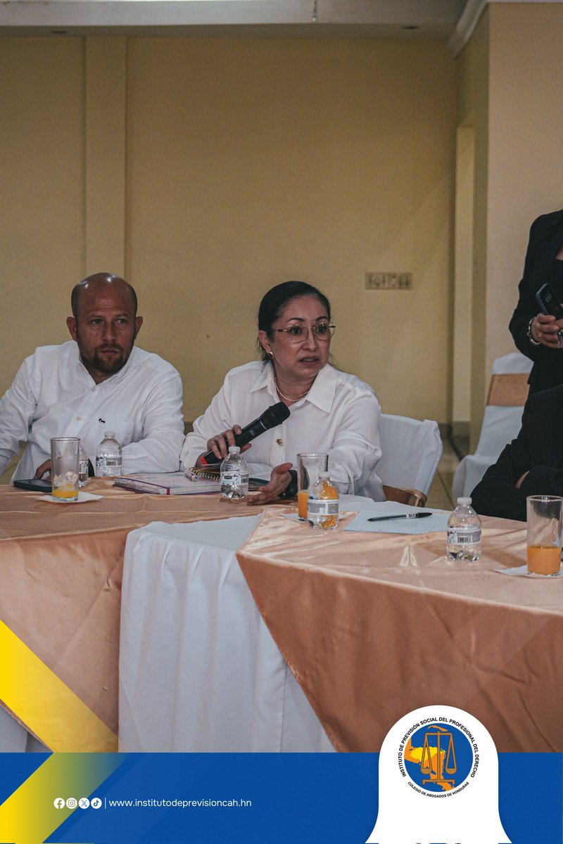 IPSPDHonduras's tweet photo. Durante el evento, se recibieron valiosos aportes de los abogados y notarios de la Unión de Notarios, la Contraloría de Notariado y otros asistentes. El objetivo de esta presentación fue recopilar las opiniones de cada representante para optimizar la usabilidad de la aplicación. https://t.co/s2r5LyNhJM