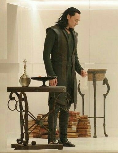 HiddlesAn's tweet photo. Knowing I lov'd my books, he furnish'd me From mine own library with volumes that I prize above my dukedom.

The Tempest, A1 S2 

#TomHiddleston #Loki #ShakespeareSunday https://t.co/z0OJXSKTMn