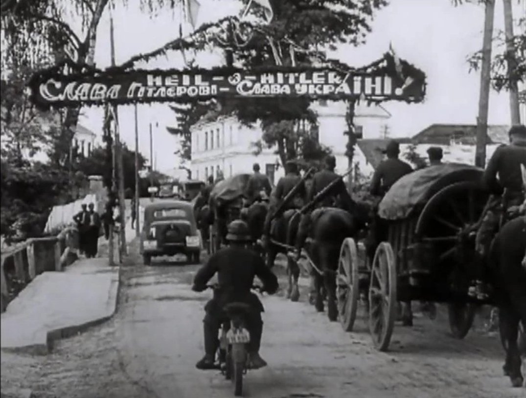 <a href="/thordiskolbrun/">Þórdís Kolbrún Reykfjörð Gylfadóttir🇮🇸</a> „Slava Ukraini“ er nasistaslagorð, hér má sjá á borða: "Heil Hitler Слава гiтлеровi (Slava Hitlerovi/Dýrð sé Hitlerítum) Слава Украiнi (Slava Ukraini) Úkraína hefur lýst Stephan Bandera Úkraínska leppstjóra Nasista í seinni heimsstyrjöld þjóðarhetju og skírt götur eftir Nasistum