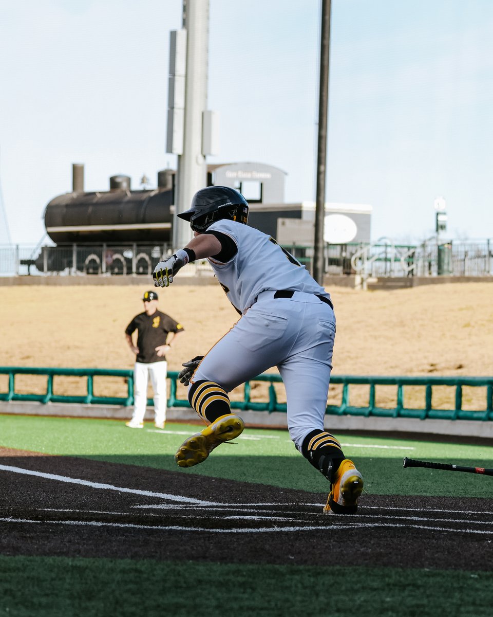 Wulf's third hit of the game brings Wilmes home!

E7 | WSU 6, Iowa 4

#Hawkeyes