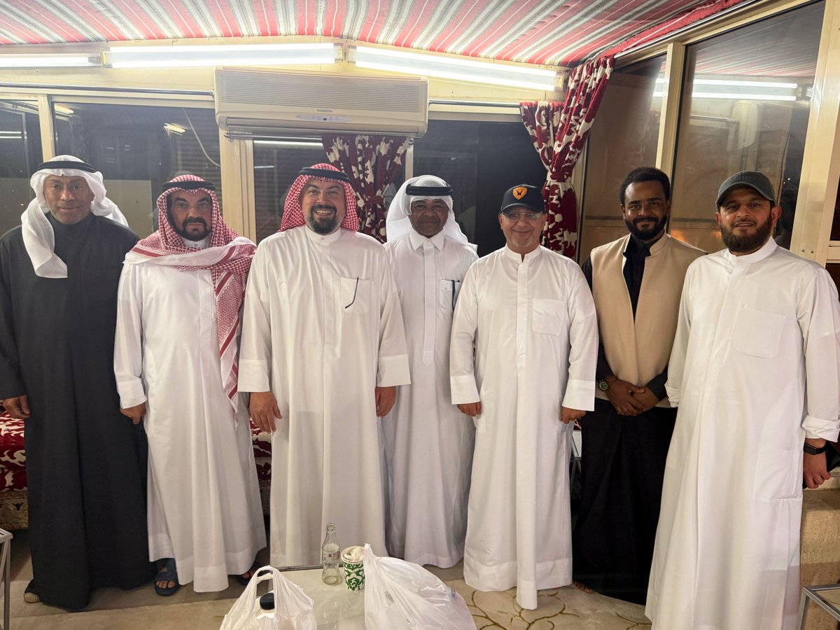 ahmedalramadan's tweet photo. الغالي الشيخ د طلال الفهد و العم عبيد زايد العنزي و الاخوان وليد أمان و أنور الكندري و مشعل العازمي في ضيافة الدكتور خالد هوساوي وأبنائه الدكتور وسيم والدكتور وفي 
عائلة كلها دكاترة ما شاء الله و أهلاوية عن بكرة أبيها💚🤍
شكراً من القلب لأخوي الغالي د خالد أبو وسيم على كرم الضيافة وحفاوة الاستقبال في منزلكم العامر 💐
يوم ملكي جميل بفوز القادسية في الكويت والأهلي في السعودية 💛💚