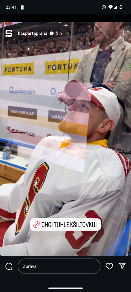 Na <a href="/HCSpartaPraha/">HC SPARTA PRAHA</a> si hrajeme s detaily a to mě baví. Tady například Pepa Kořenář pomáhá s promem nové kšiltovky na Insta. A podobně jsme na kšiltovku upozornili i během zápase na kostce. Díky moc <a href="/pepakoren/">Josef Kořenář</a> a pro Insta natočil <a href="/MarekTaborsky/">Marek Táborský</a>