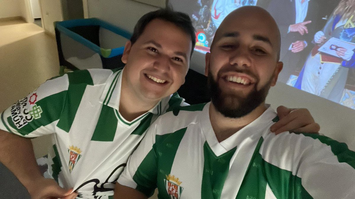 Desde Wisconsin, viendo #COAC2025FINAL con la blanquiverde! <a href="/canalsur/">CanalSur</a> Viva el Carnaval!