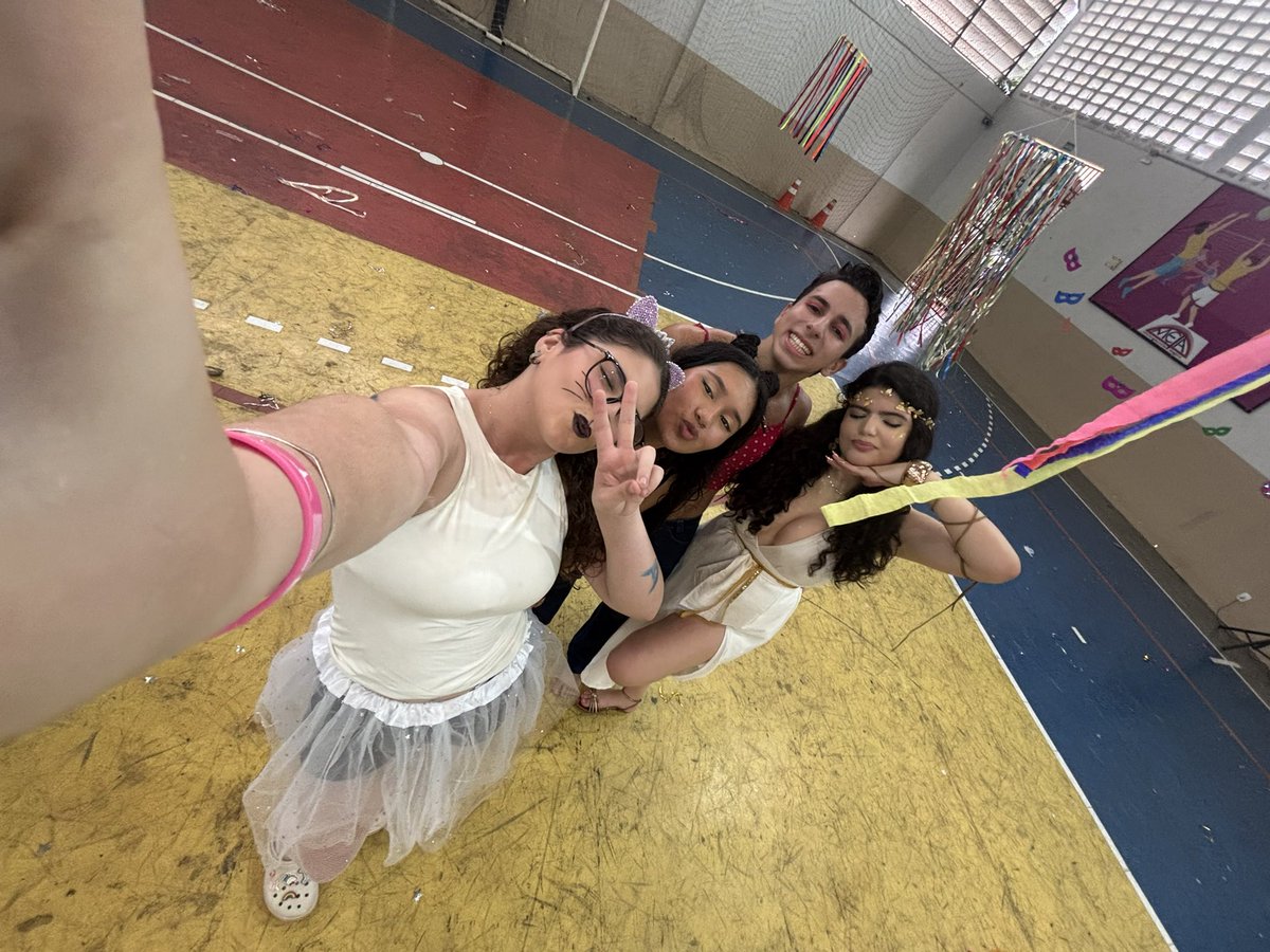 _nobreaninha's tweet photo. dia de carnAVALON🎊 @meta3ao https://t.co/4tKho8gHTC