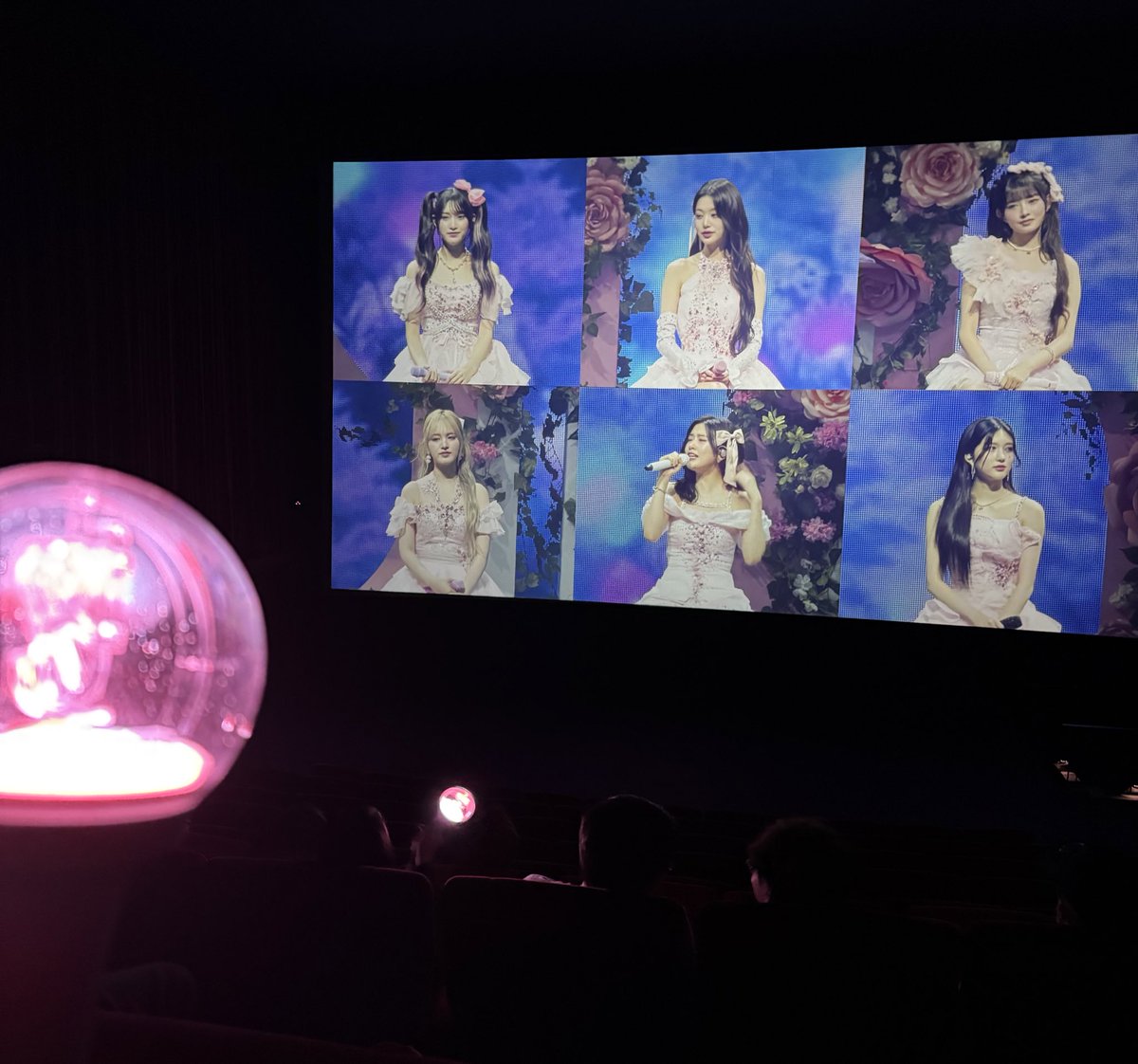 koreanstudy's tweet image. Total 3 lightsticks. Got WY and Rei PC, I’m fine with anyone so exchanged Rei PC to Liz with fellow Rei biased Dive. So this is how it feels to exchange photocards in real life lol.