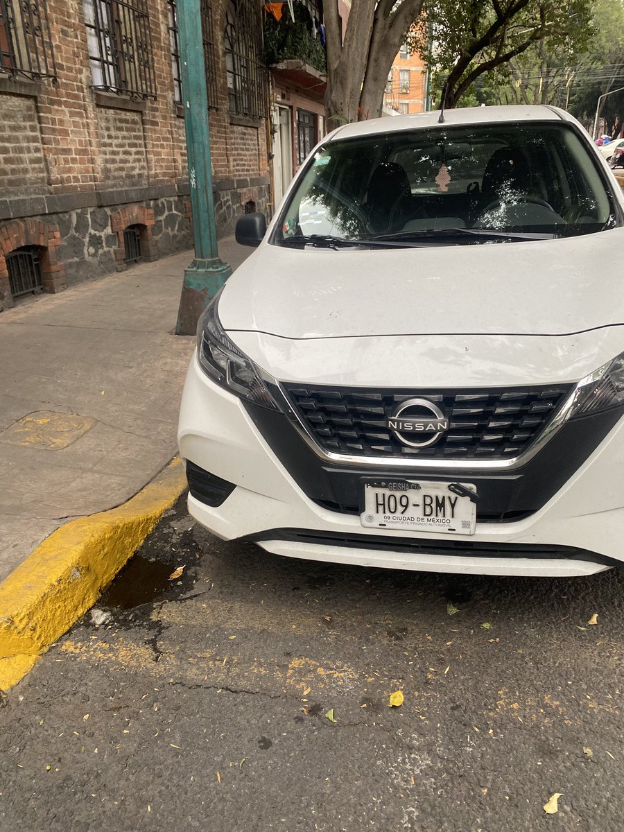 jmalvarezc's tweet photo. @SSC_CDMX buenas tardes  hoy un automóvil estacionado frente a la entrada y obstruyendo la rampa de minusválido solicitó su puntual intervención Lauro Aguirre No 156 Col Agricultura alcaldía Miguel Hidalgo anexo fotos https://t.co/paT4Px5S6t
