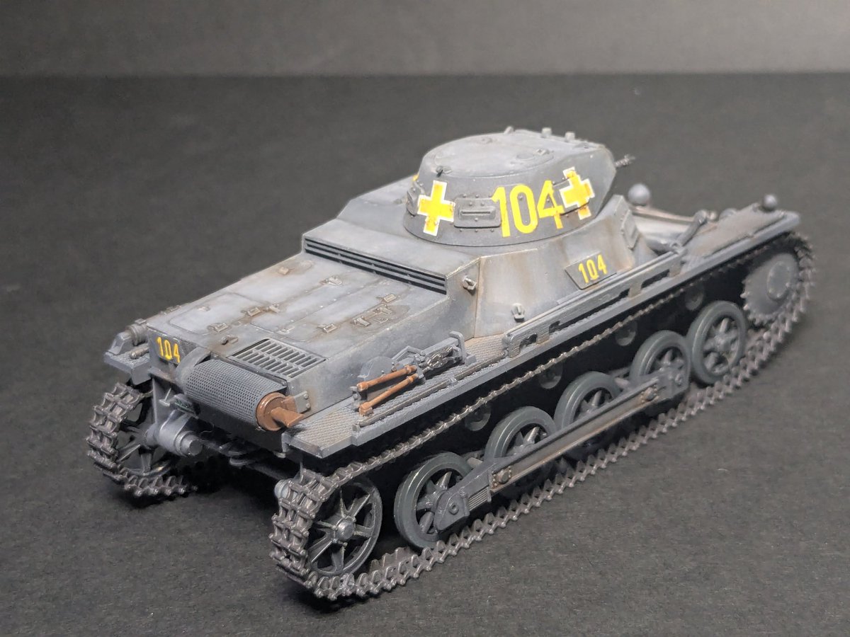 haruharuminato's tweet photo. タミヤ 1/35 ドイツI号戦車B型　完成しました。
作っている最中、所定のポジションにパーツがピタッと収まっていくタミヤクオリティにひたすら感動していました。
色々ミスって、1939年時と1941年時のの仕様が混ざっているのは秘密です。 https://t.co/X0Q8ed41m6