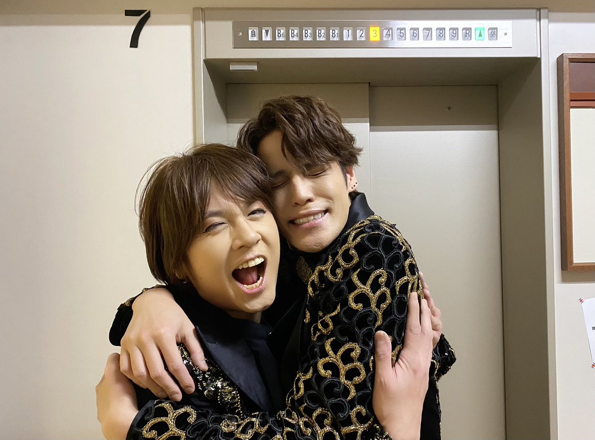 Kenji_Staff's tweet photo. 浦井です！
読売演劇大賞授賞式行ってきました！
演劇史に残る一日。
帝国劇場、帝国ホテルと、一日中、日比谷を満喫した浦井でした！

最高の同志であり、尊敬するエンターティナーまもちゃんとの2shot！
#宮野真守 https://t.co/fH4BTx4pCI