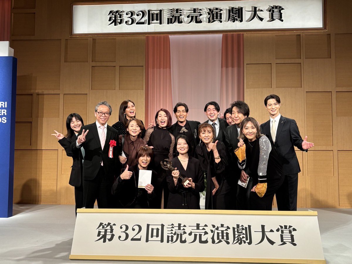 Kenji_Staff's tweet photo. 浦井です！
読売演劇大賞授賞式行ってきました！
演劇史に残る一日。
帝国劇場、帝国ホテルと、一日中、日比谷を満喫した浦井でした！

最高の同志であり、尊敬するエンターティナーまもちゃんとの2shot！
#宮野真守 https://t.co/fH4BTx4pCI