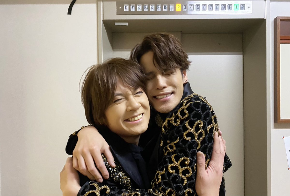 Kenji_Staff's tweet photo. 浦井です！
読売演劇大賞授賞式行ってきました！
演劇史に残る一日。
帝国劇場、帝国ホテルと、一日中、日比谷を満喫した浦井でした！

最高の同志であり、尊敬するエンターティナーまもちゃんとの2shot！
#宮野真守 https://t.co/fH4BTx4pCI