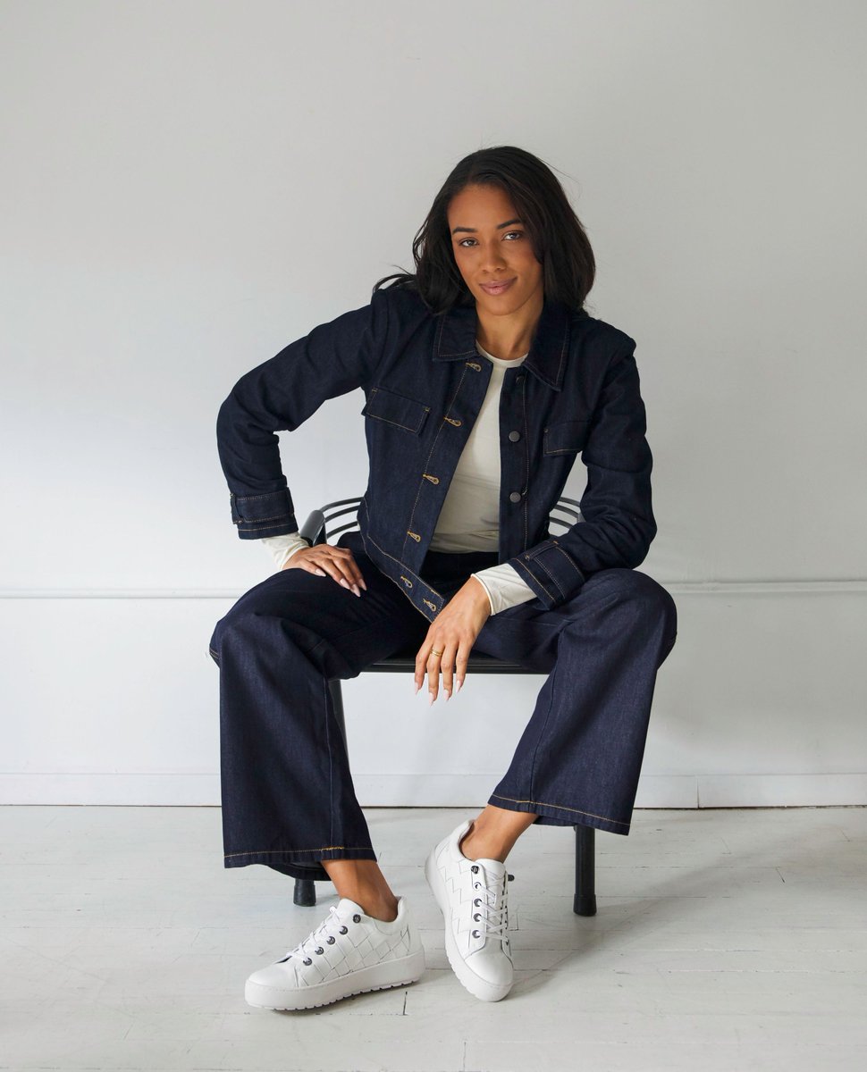 jambufootwear's tweet image. Comfort, but make it cute. The CHLOE might just be the ideal everyday shoe. 👟 Available now at l8r.it/nOE2

#JambuShoes #WhiteSneakers #SpringShoes #ComfortableShoes #SpringFashion #OOTD #WovenShoes #Sneakers
