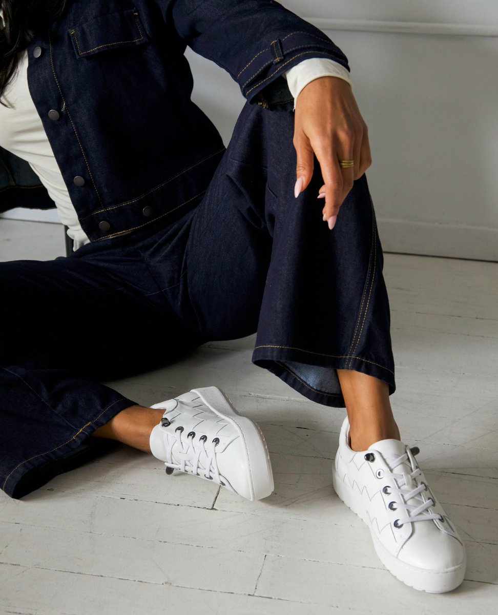 jambufootwear's tweet image. Comfort, but make it cute. The CHLOE might just be the ideal everyday shoe. 👟 Available now at l8r.it/nOE2

#JambuShoes #WhiteSneakers #SpringShoes #ComfortableShoes #SpringFashion #OOTD #WovenShoes #Sneakers
