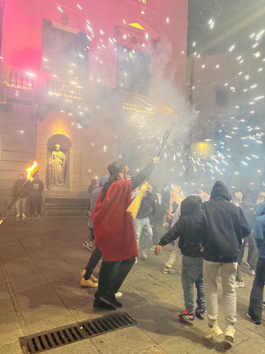 ercmataro's tweet photo. La reina #CarnestoltesMataro Pellofa XLVII  fa la crida des del balcó de l'Ajuntament i ens convida a gaudir d'aquests dies de gresca i disbauxa.

Els #botargues ,  la Momerota i la Momeroteta omplen de les guspires La  Riera. https://t.co/79zZOv4fs6
