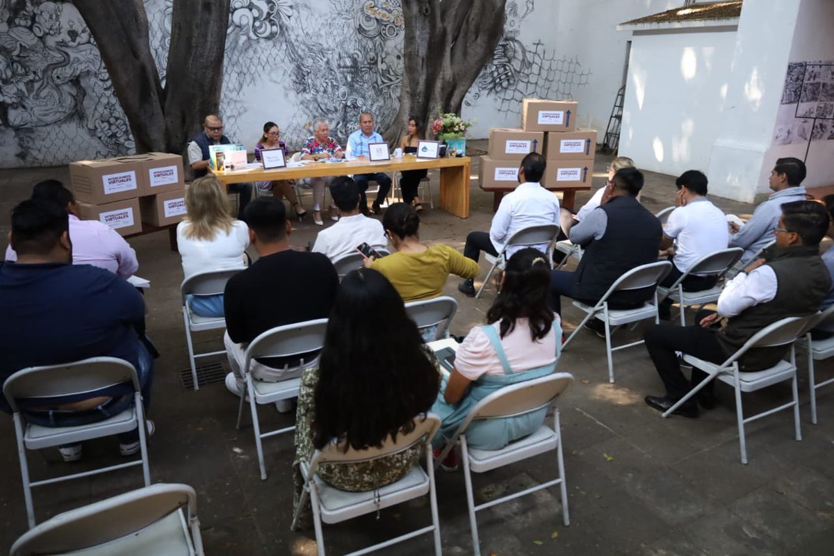blancaluzmtz's tweet photo. Hoy asistí a la entrega de equipo del programa Intercambios Virtuales 2025, una gran iniciativa acordada con The Stevens Initiative que abre nuevas oportunidades para nuestras y nuestros estudiantes. 

Me alegra saber que el Plantel 16 Mitla y EMSaD 35 San Antonino el Alto serán los primeros beneficiarios de este programa, que busca conectar a los jóvenes más allá de fronteras nacionales y culturales a través del intercambio virtual.

¡En el @CECyTEOaxaca impulsamos una educación sin limites!

#EducaciónQueTransforma #ComunidadCECyTE