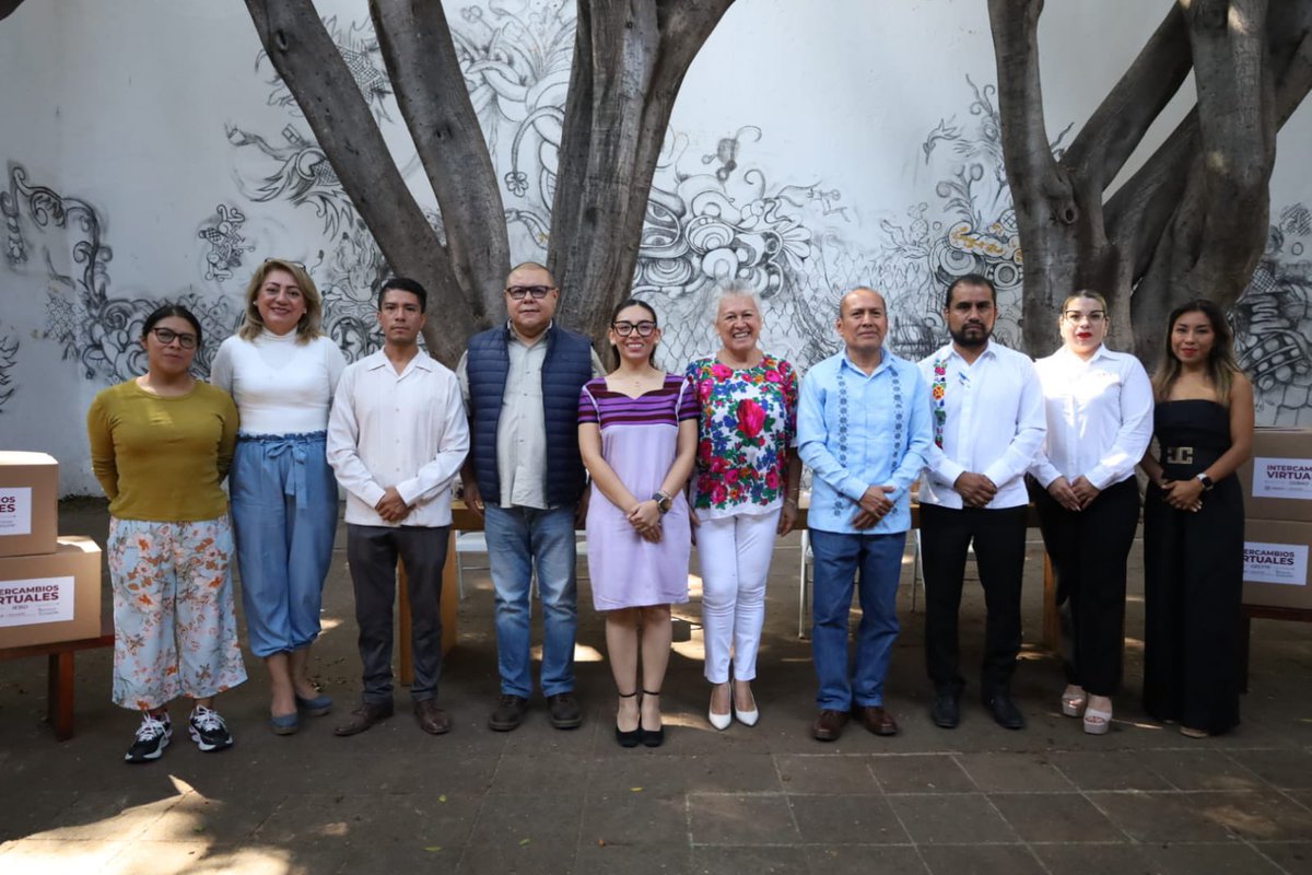 blancaluzmtz's tweet photo. Hoy asistí a la entrega de equipo del programa Intercambios Virtuales 2025, una gran iniciativa acordada con The Stevens Initiative que abre nuevas oportunidades para nuestras y nuestros estudiantes. 

Me alegra saber que el Plantel 16 Mitla y EMSaD 35 San Antonino el Alto serán los primeros beneficiarios de este programa, que busca conectar a los jóvenes más allá de fronteras nacionales y culturales a través del intercambio virtual.

¡En el @CECyTEOaxaca impulsamos una educación sin limites!

#EducaciónQueTransforma #ComunidadCECyTE