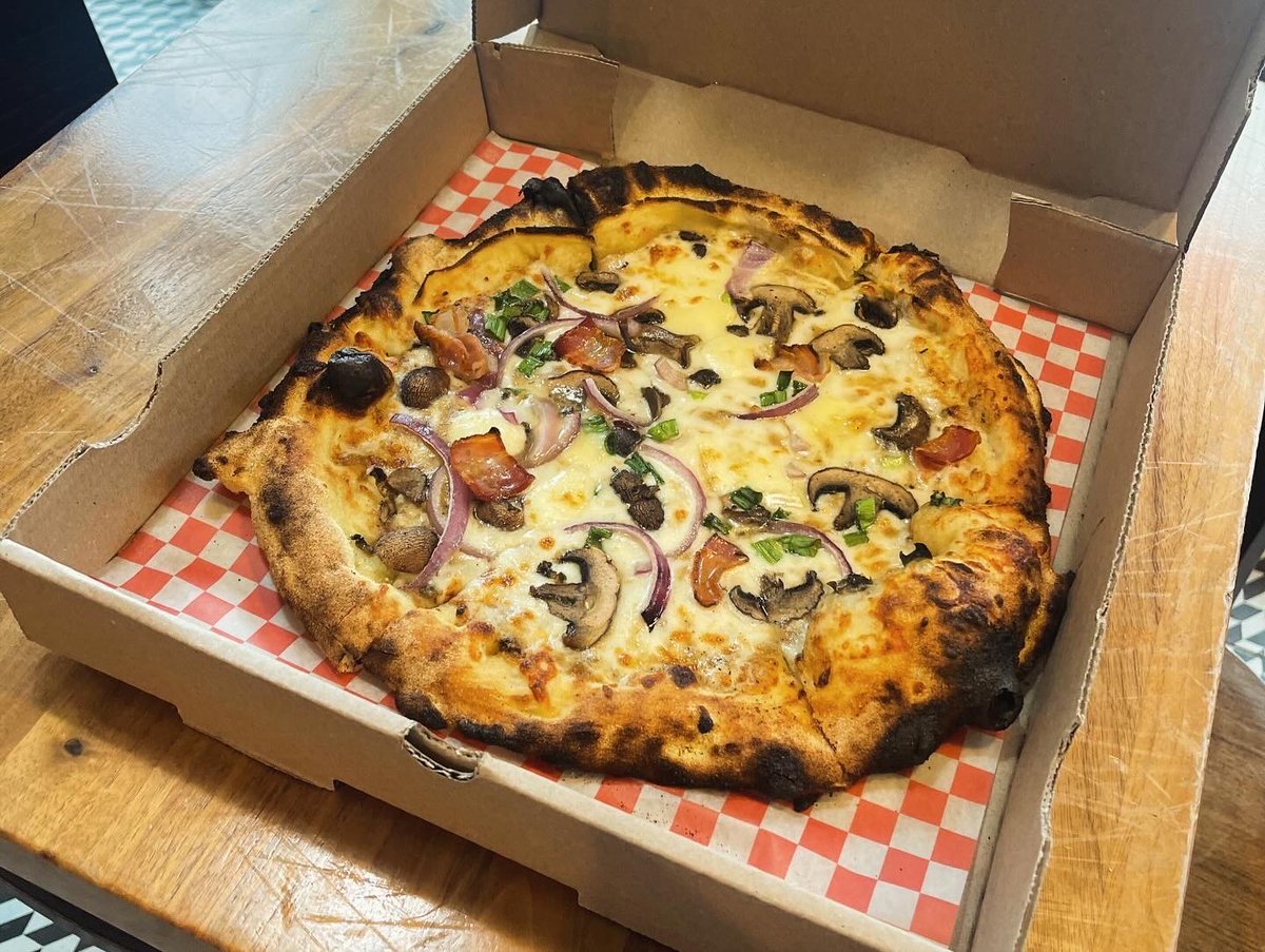 MeganBkind's tweet image. I needed to get some fresh air this evening and decided on @citizen_pie for dinner. Never been! #sotasty