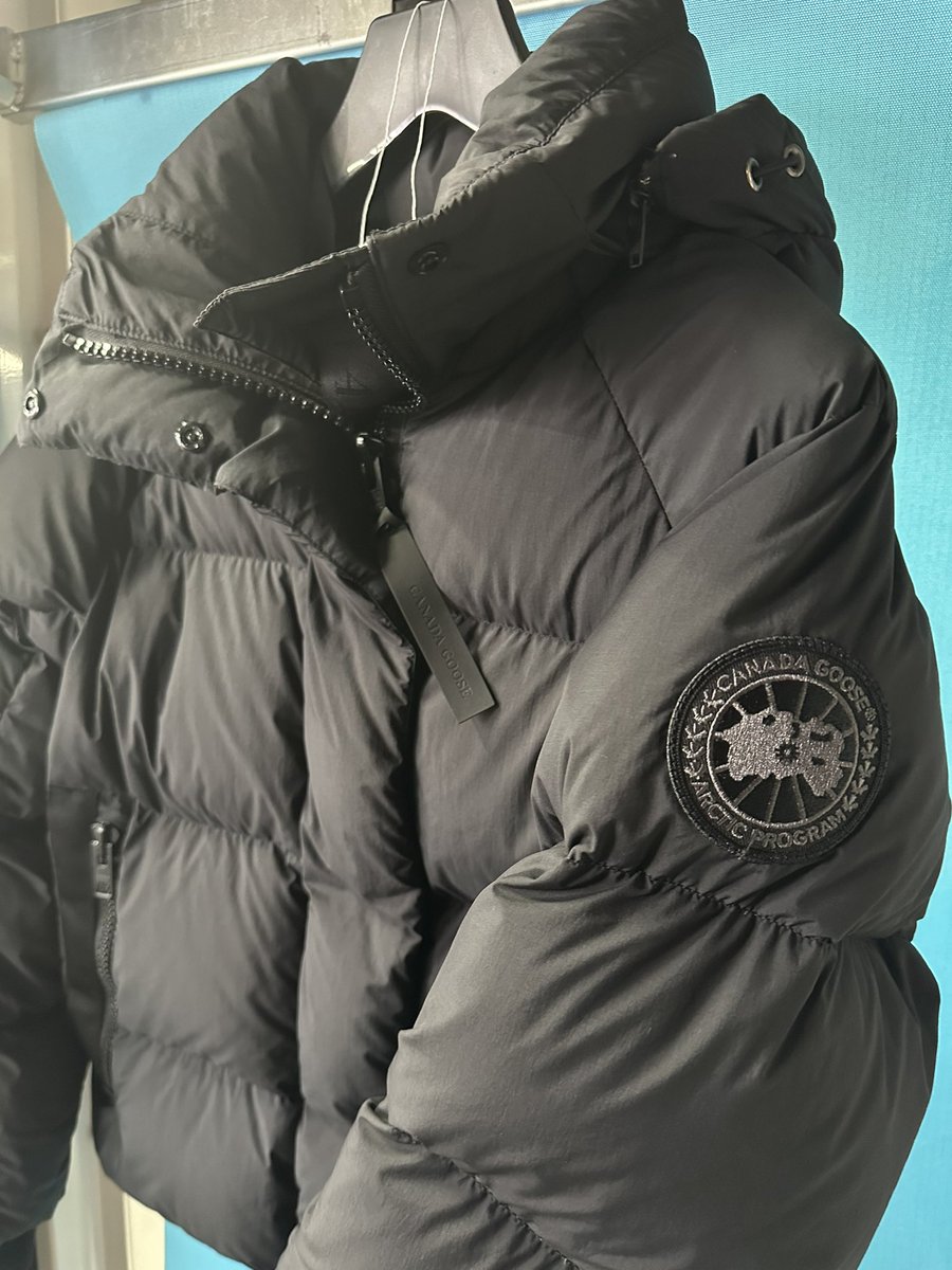 おはようございます٩( ᐛ )و
今日から3月に入りました☘️
来週は雪が降る予報もありますが、少しずつ春に向かって季節も動き出しています⛄️

ダウンやコートなど、襟や袖口の汚れはシーズンオフにはしっかりと落としてからクローゼットなどにしまいましょう！

#ダウン
#カナダグース
#越谷
#春日部