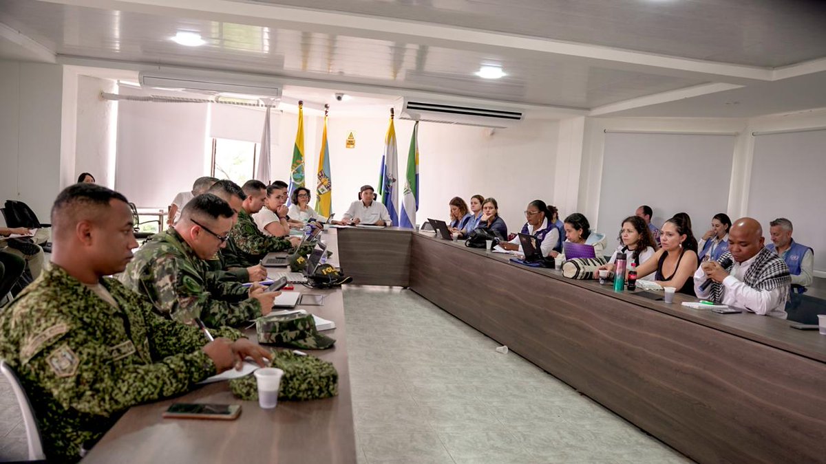 MinInterior's tweet photo. #EnSanJoséDelGuaviare📍| El equipo de la Dirección de Derechos Humanos, en cabeza de @FranklinCastaV, lideró un Puesto de Mando Unificado por la Vida (#PMUV), para tomar decisiones frente la seguridad y protección de los firmantes de paz del Espacio Territorial de Capacitación y Reincorporación (ETCR) de Charras.🧵