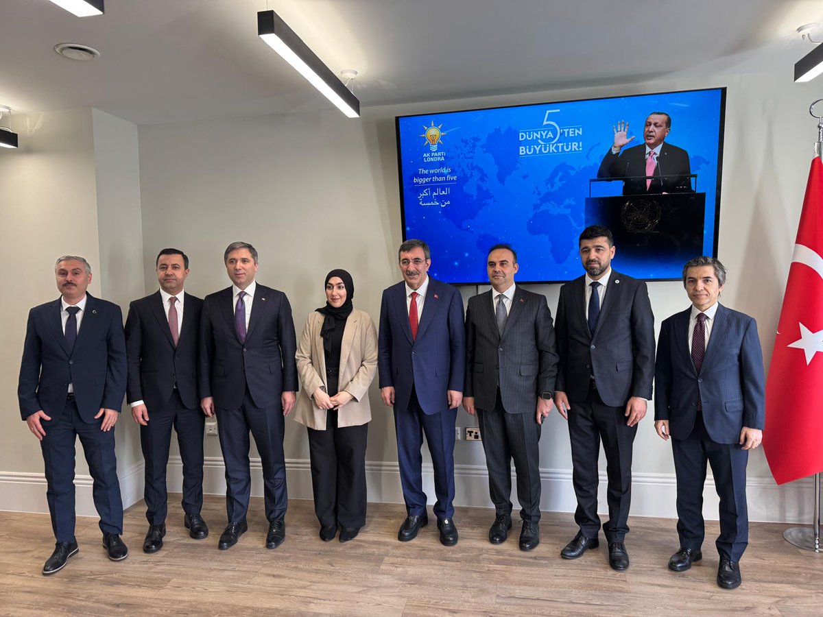 📍 İngiltere
Cumhurbaşkanı Yardımcımız Sayın @cevdetyilmaz761 Sayın <a href="/mfatihkacir/">Mehmet Fatih KACIR</a> ve Sayın @zafer_sirakaya ’nın katılımlarıyla AK Parti İngiltere Temsilciliği açılışı gerçekleştirildi.
UID UK Başkanımız Halil Erdoğan da açılış programına katıldı.