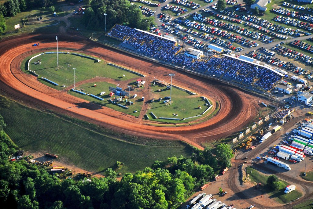 Much to look forward to in 2025! 
👉 Firecracker 100
👉 #SilverCupXXXIV
👉 Hillbilly 100
👉 Commonwealth Clash
👉 3 BRP Mod Tour Events
👉 5 Dirt.Tv 3-Wide Sundays
👉 Steel City Stampede

What are you looking forward to? 

Full schedule  ⬇️
lernerville.com/schedules/?srs…