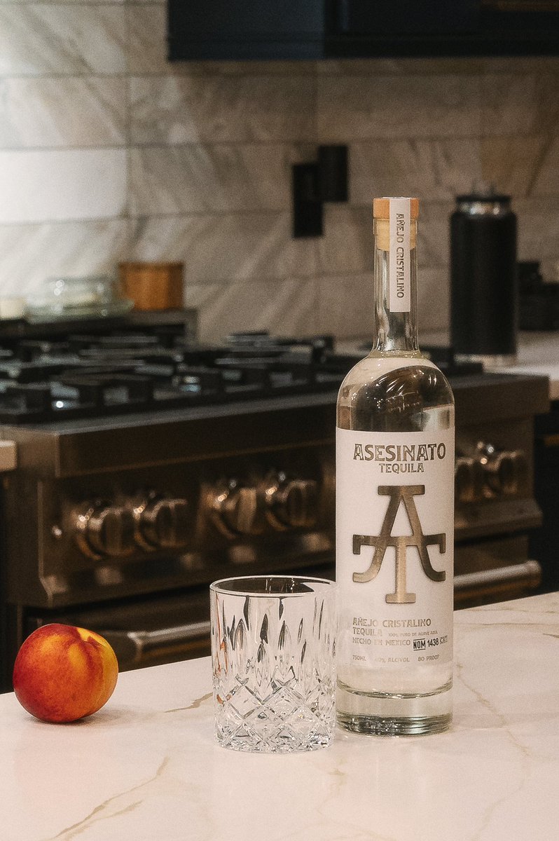 Happy Friday, everybody! Time to wind down and celebrate a hard worked week with a well deserved glass of Asesinato Anejo Cristalino.