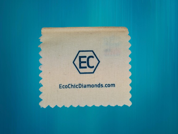 EcoChicDiamonds's tweet photo. Keep your eco-luxury jewelry sparkling! ✨ Our USA-made polishing cloth provides 10x longer tarnish protection. Shop now: https://t.co/OYMMkxT3uy 
#EcoChicDiamonds https://t.co/zazJPvZBL5