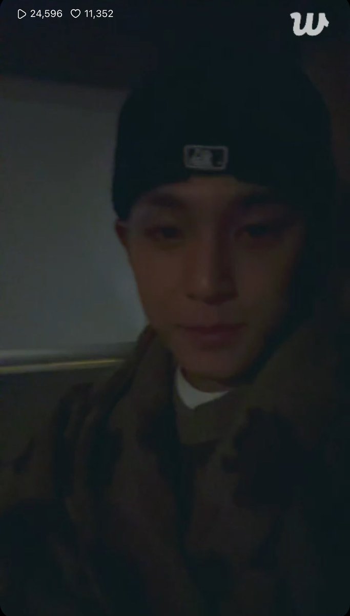 svtranslation's tweet image. 250301 #mingyu 🔴 weverse live translations

“surprise..✌️”