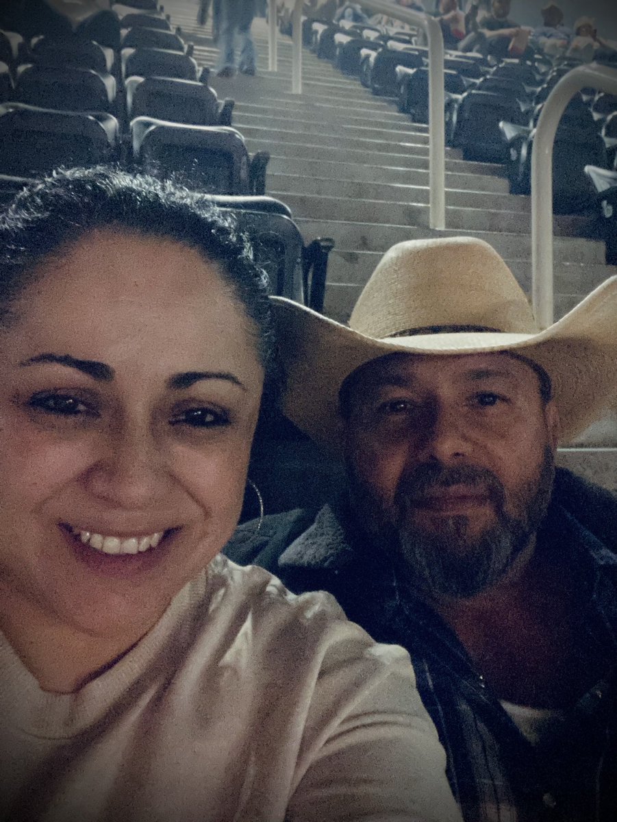 #BSKNOXVILLE 
Celebrating our birthdays with Blake Shelton!!!!
#14feb
#28feb